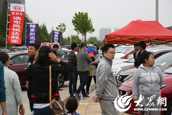 展覽會最后一天，車展現(xiàn)場人氣旺（攝影 陳帆）