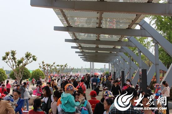 這三天，太陽廣場就是這么熱鬧（攝影 王高強）