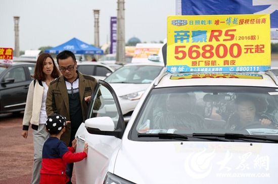 “爸爸，我們買這輛車吧”（攝影 陳帆）