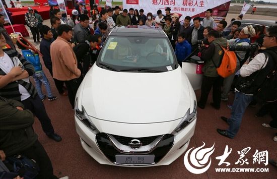 日產(chǎn)西瑪上市，引眾多市民圍觀（攝影 陳帆）
