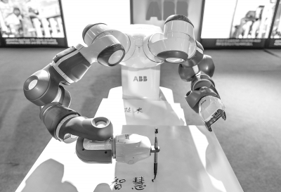 超萌機器人秀毛筆字玩轉魔方 ABB公司來辦展(圖1)