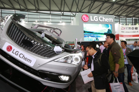 現(xiàn)場(chǎng)展示的多款汽車模型吸引眾多目光